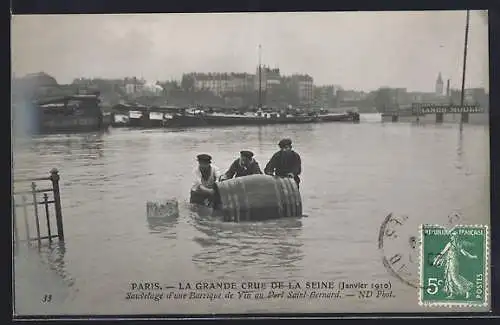 AK Paris, Sauvetage d`une barrique de vin lors de la grande crue de la Seine (1910)