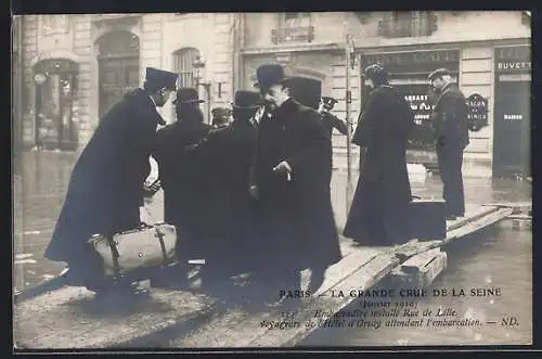 AK Paris, Embarcadère installé Rue de Lille lors de la grande crue de la Seine en 1910
