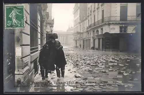 AK Paris, Inondation de la Rue de Bourgogne avec passants pendant la crue de 1910