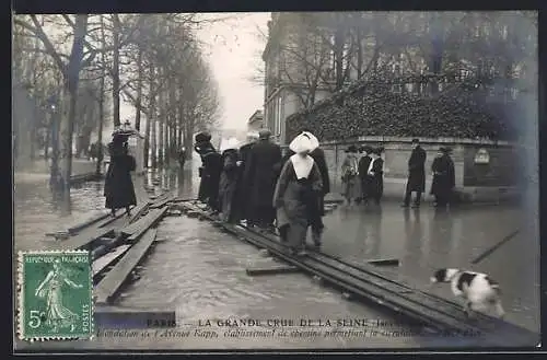 AK Paris, La grande crue de la Seine 1910, inondation de l`Avenue Rapp avec passants sur des planches