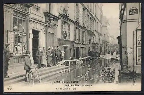 AK Paris, Crue de la Seine 1910, Rue Hautefeuille inondée et passants observant l`eau élevée