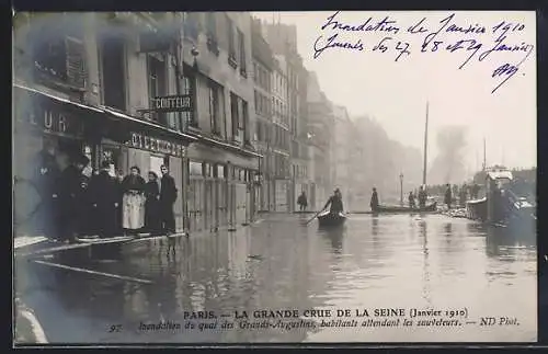 AK Paris, Inondation 1910 du quai des Grands-Augustins, habitants attendant les sauveteurs
