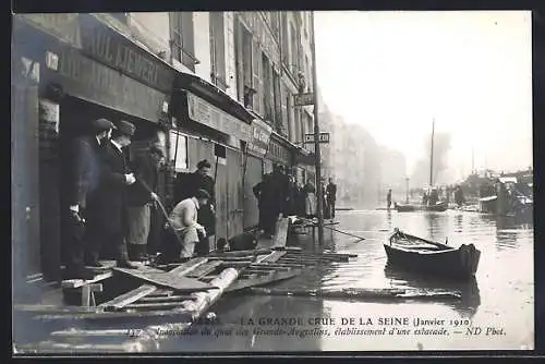AK Paris, Inondation 1910 du quai des Grands-Augustins, établissement d`une estacade