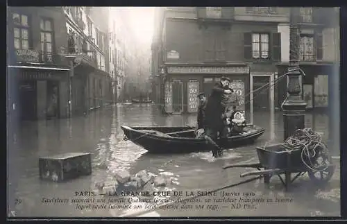 AK Paris, La grande crue de la Seine 1910, sauveteurs secourant une famille en barque