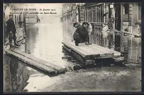 AK Paris, Crue de la Seine 1910, construction d`une passerelle rue Saint-Benoît
