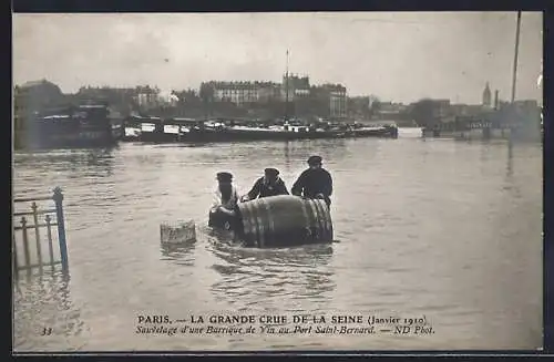 AK Paris, Sauvetage d`une barrique de vin lors de la grande crue de la Seine (janvier 1910)