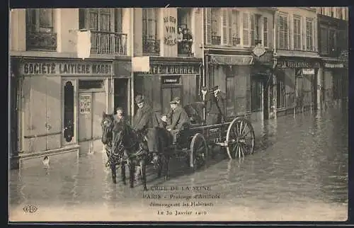 AK Paris, Crue de la Seine, Prolonge d`artillerie déménageant les habitants, le 30 Janvier 1910