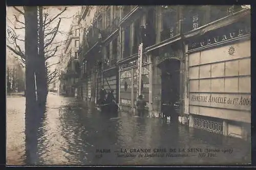 AK Paris, Inondation du Boulevard Haussmann pendant la grande crue de la Seine (janvier 1910)