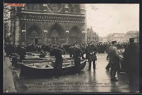 AK Paris, La Grande Crue de la Seine 1910 avec bateaux devant Notre-Dame