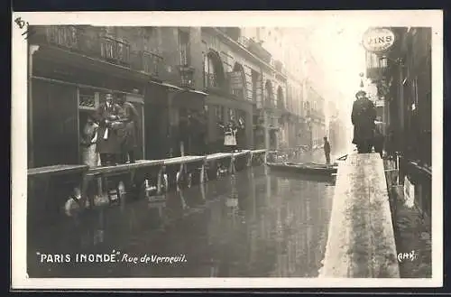 AK Paris, Inondation rue de Verneuil avec passants et barques