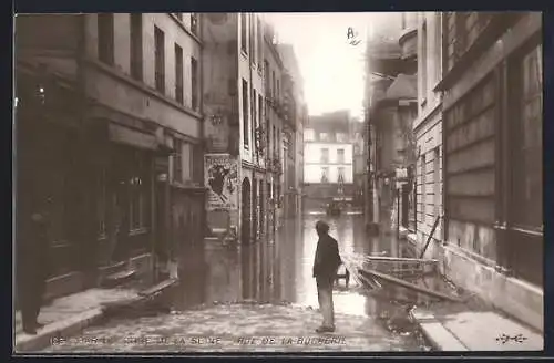AK Paris, Crue de la Seine, Rue de la Bucherie inondée avec un homme observant l`eau