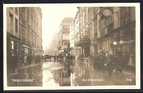 AK Paris, Inondation de la rue St-Dominique avec passants et bâtiments historiques
