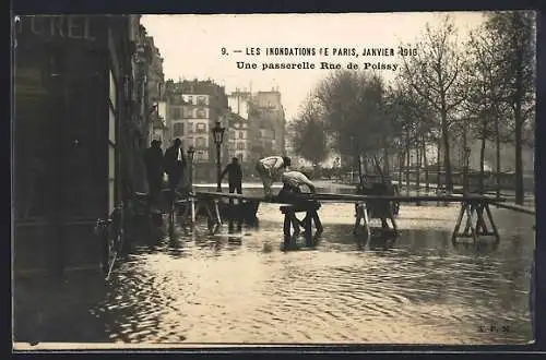 AK Paris, Les inondations de janvier 1910, passerelle Rue de Poissy
