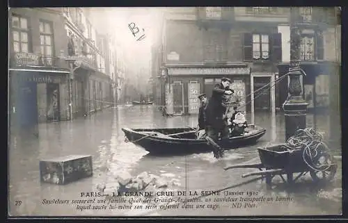 AK Paris, Sauveteurs secourant une famille pendant la crue de la Seine de 1910