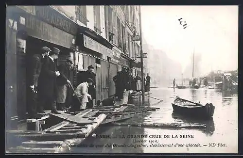 AK Paris, La grande crue de la Seine, évacuation du quai des Grands-Augustins en 1910