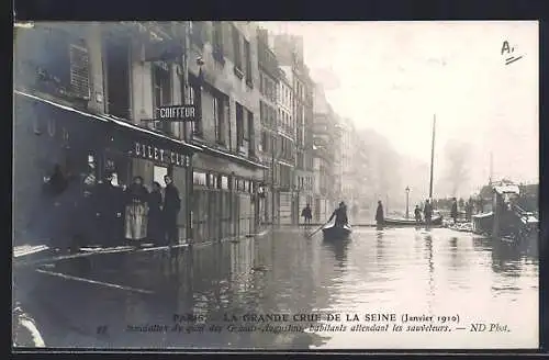 AK Paris, Inondation du quai des Grands-Augustins pendant la grande crue de la Seine (janvier 1910)
