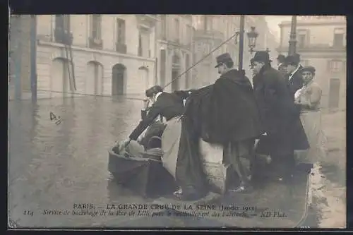 AK Paris, Service de bateaux Rue de Lille pendant la crue de la Seine janvier 1910