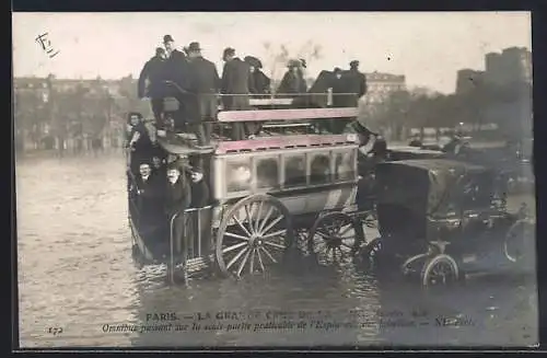 AK Paris, Omnibus traversant l`inondation sur l`Esplanade des Invalides