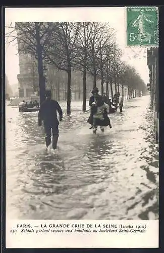 AK Paris, Soldats portant secours aux habitants au boulevard Saint-Germain lors de la crue de la Seine 1910