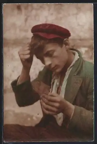 Foto-AK Prof. A. Caggiano: Neapel / Napoli, Junger Mann schaut sich Fotos an
