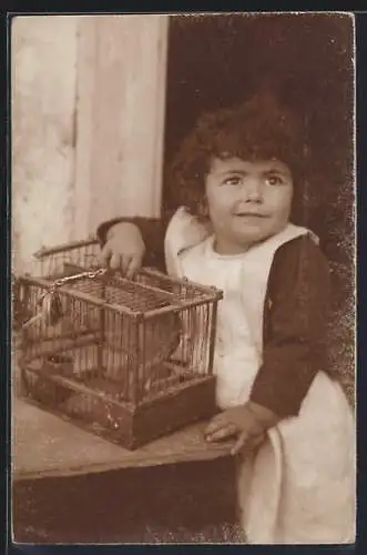 Foto-AK Prof. A. Caggiano: Neapel / Napoli, Mädchen mit einem Vogelkäfig