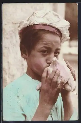Foto-AK Prof. A. Caggiano: Neapel / Napoli, Knabe bläst in eine Muschel