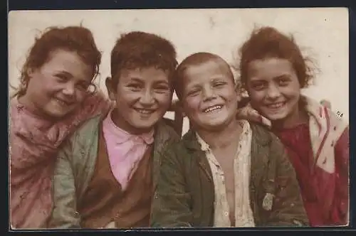 Foto-AK Prof. A. Caggiano: Neapel / Napoli, Zwei Jungen und zwei Mädchen schauen lächelnd in die Kamera