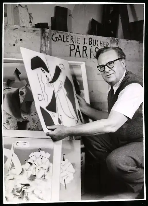 Fotografie Bon-Foto, Stuttgart, Prof. Willi Baumeister beim Verpacken seiner Bilder für Paris Galerie Jeanne Bucher 1949 0