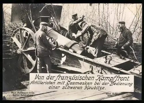 Riesen-AK deutscher Artilleristen mit Gasmakse bedienen eine schwere Haubitze