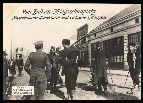 Riesen-AK serbische Gefangene / POW mit Mazedonischen Landsturm, Balkan Kriegsschauplatz