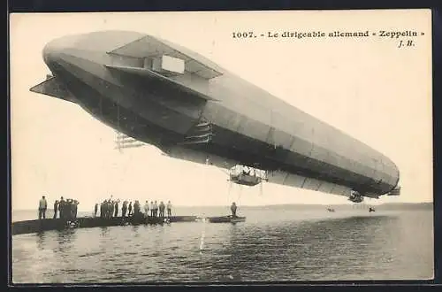 AK Le dirigeable allemand Zeppelin, Luftschiff über einem See