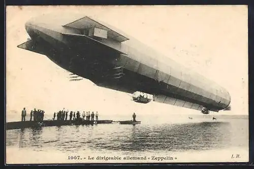 AK Le dirigeable allemand Zeppelin, Luftschiff über einem See