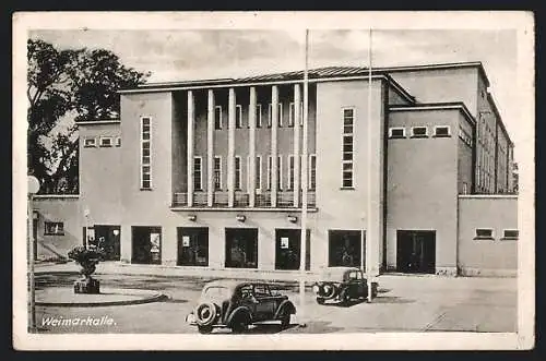 AK Weimar / Thüringen, Auto an der Weimarhalle