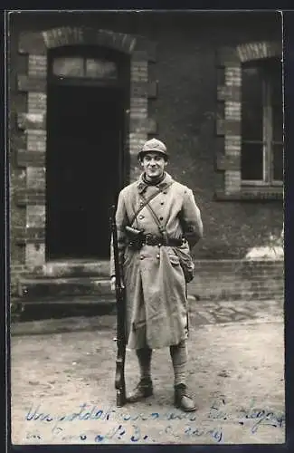 Foto-AK Französischer Infanterist in Uniform mit Gewehr