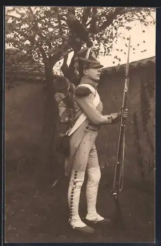 Foto-AK Französischer Soldat in historischer Uniform mit Gewehr