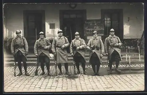 Foto-AK Sechs französischer Infanteristen in Uniform, vier Feldpostboten