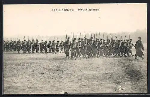 AK Fontainebleau, Défilé d`infanterie