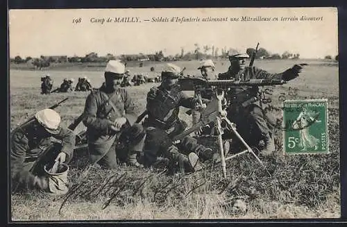 AK Camp de Mailly, Soldats d'Infanterie actionnant une Mitrailleuse en terrain decouvert