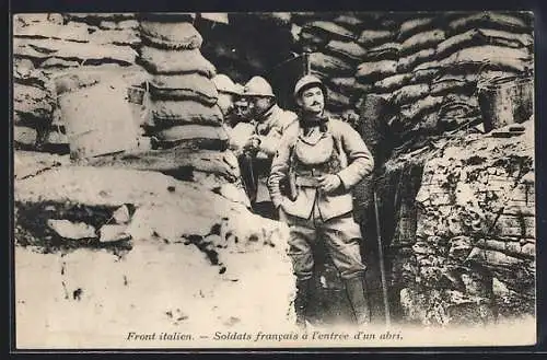 AK Front italien, Soldats francais à l`entrée d`un abri