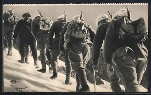 AK Französische Infanteristen marschieren bergauf