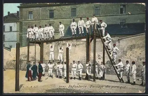AK Passage du portique, Soldaten bei Übungen auf dem Kasernenhof