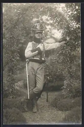 Foto-AK Französischer Kavallerist in Uniform mit Gewehr und Pfeife