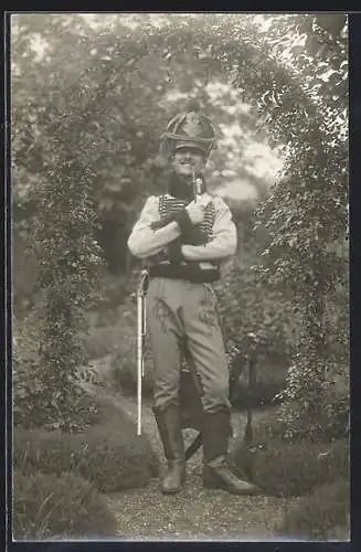 Foto-AK Französischer Kavallerist in Uniform mit Gewehr und Säbel