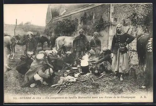 AK Guerre de 1914, Un campement de Spahis Marocains dans une Ferme de la Champagne