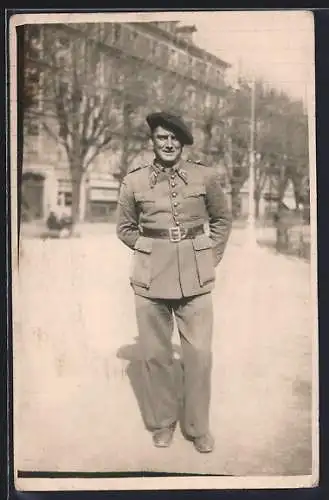 Foto-AK Uniformierter französischer Soldat auf einer Strasse