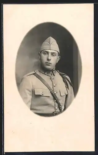 Foto-AK Französischer Soldat in Uniform im Porträt