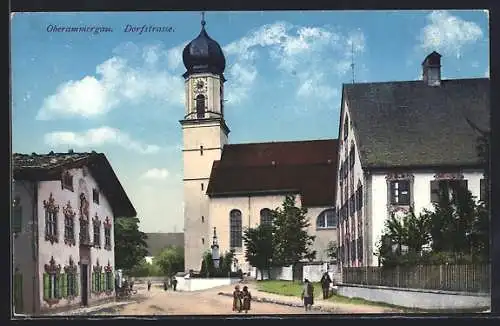 AK Oberammergau, Dorfstrasse mit Kirche