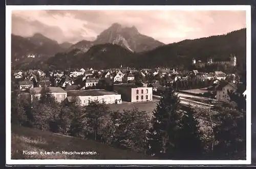 AK Füssen a. Lech, Ortsansicht mit Neuschwanstein