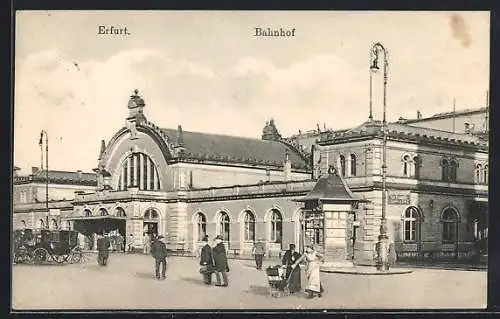 AK Erfurt, Bahnhof mit Passanten