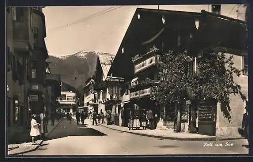 AK Zell am See, Strassenpartie mit Passanten und Geschäften